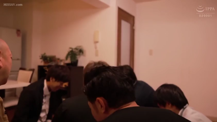 坐姿 · 胸部 · 揉乳 · 沙发 · 微笑 · 靠垫 · AV · 裸露上身