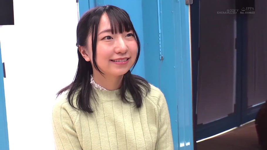 室内 · 坐姿 · 特写 · 浅绿色毛衣