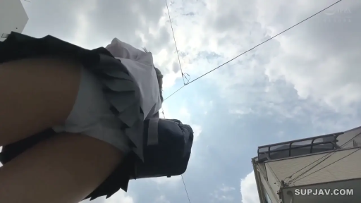 校服 · 站立 · 裙底 · 行走 · 户外 · 低视角 · 书包