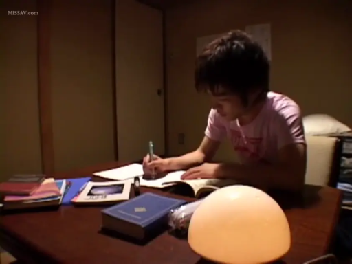 专注 · Medium shot · Desk lamp · 居家 · 粉色短袖 · Japanese-style room · 书写 · 伏案坐姿