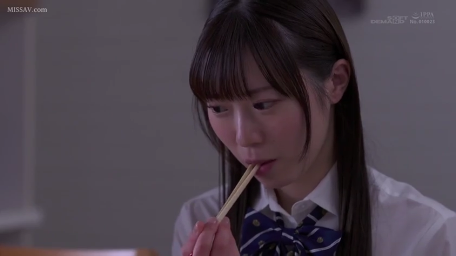 室内 · 坐姿 · 专注 · 脸部特写 · 进食 · 学生装 · 筷子 · 少女