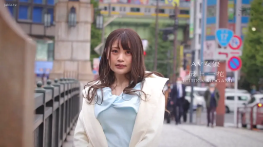 中景 · 站姿 · 平靜 · 注視 · 白色外套 · 戶外街頭 · 都市