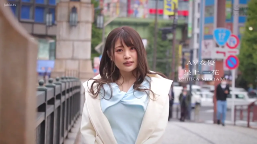 單人 · 面部 · 站立 · 微笑 · 栏杆 · 户外街道 · 看镜头 · 白色外套与蓝衣