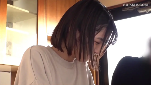 低头 · 厨房 · 侧脸 · 浅色卫衣