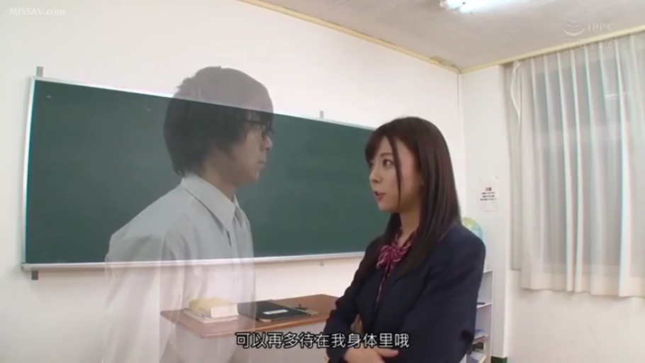 交谈 · 严肃 · 教室 · 半身特写 · 黑板 · 对视站立 · 深色西装制服 · 虚影效果