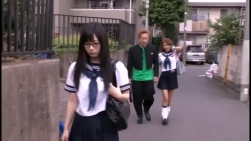 站立 · 全景 · 街道 · 户外 · 平淡 · 水手服 · 单肩包 · 步行