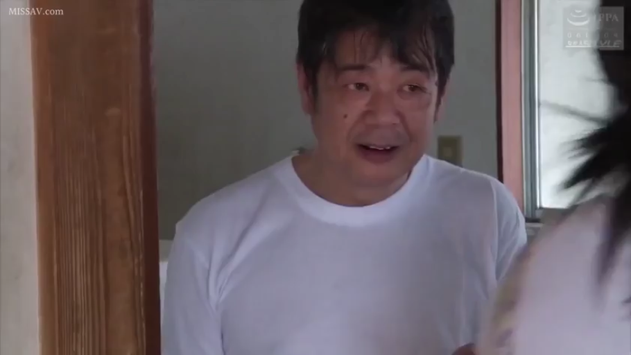 坐姿 · 严肃 · 客厅 · 中文字幕 · 落地灯 · 头部特写 · 无袖针织衫 · 说话
