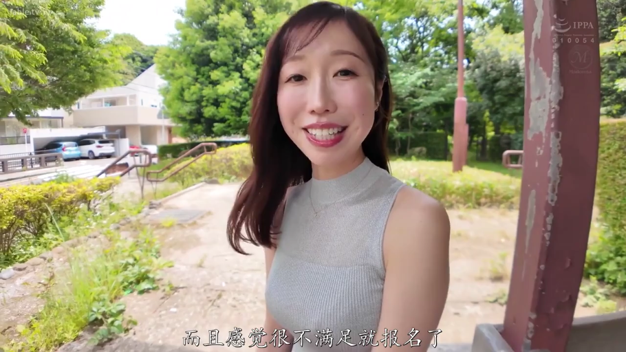 微笑 · 半身 · 屋外 · 熟女 · 说话 · 正面に立って · 灰色无袖高领针织衫