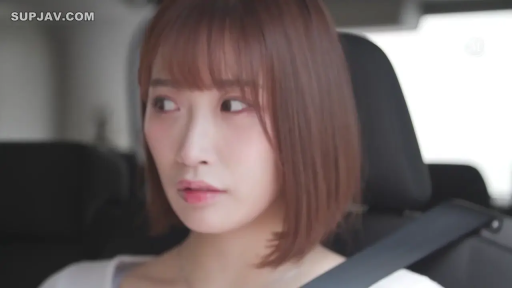 坐姿 · 脸部特写 · 白色上衣 · 车内 · 短发 · 安全带 · 疑惑 · 扭头