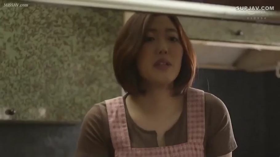 忧郁 · 脸部特写 · 站立 · 厨房 · 谈话 · 围裙 · 人妻