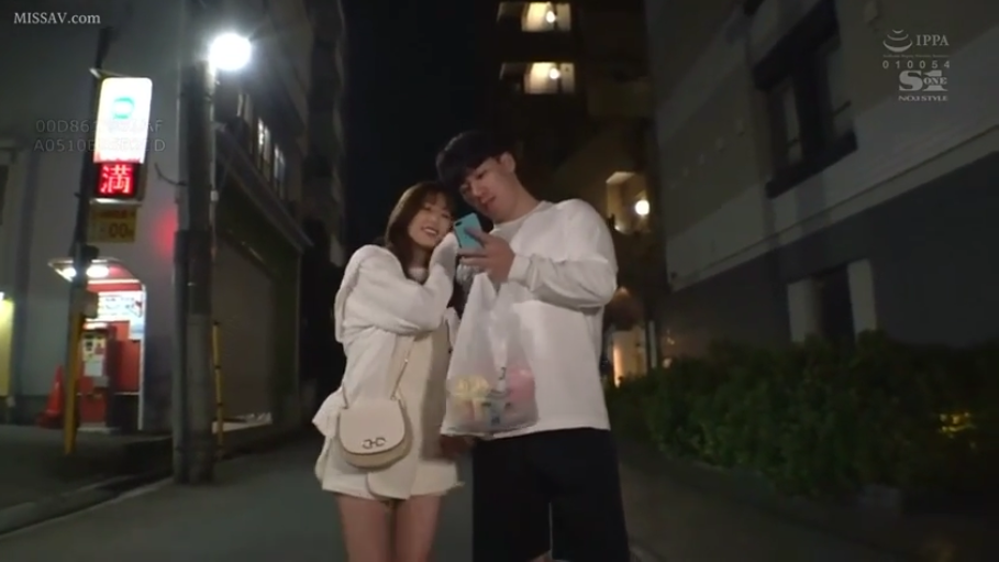 站立 · 展示 · 微笑 · 项链 · 背心 · 走廊 · 欧美
