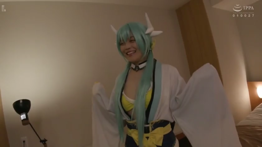 卧室 · 站立 · 展示 · 微笑 · 假发 · Cosplay服 · 绿发