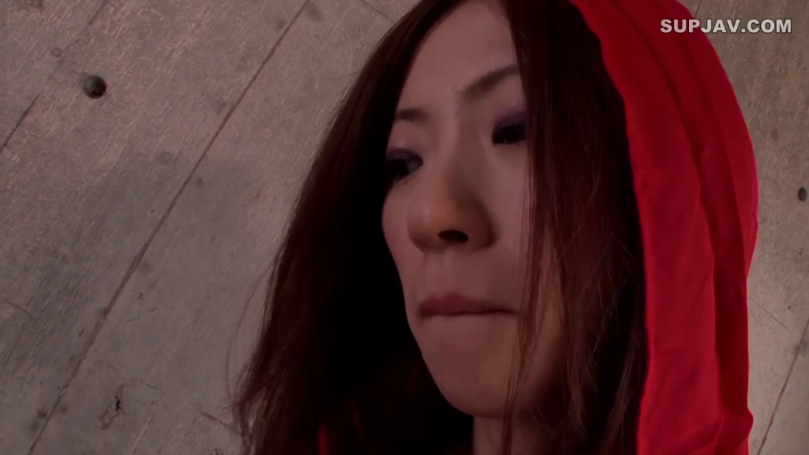 沉醉 · 坐垫 · 私处 · 手淫 · 黑色上衣 · 低角度 · 坐姿开腿 · 桌下
