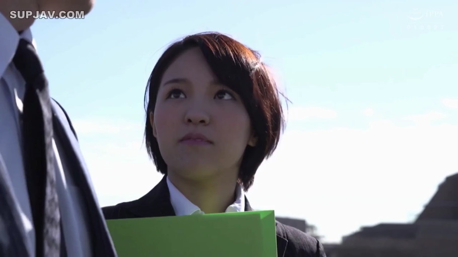 Medium shot · Standing Posture · Business attire · Outdoor