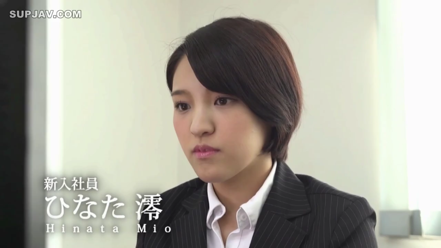 坐姿 · 严肃 · 脸部 · 办公室 · 职业装 · 凝视 · 短发