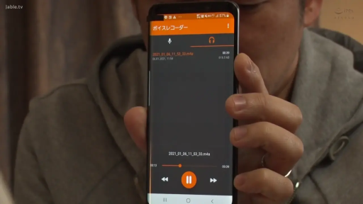 室内 · 严肃 · 手机屏幕 · 男性 · 智能手机 · 灰色连帽衫 · 手持姿势 · 展示录音