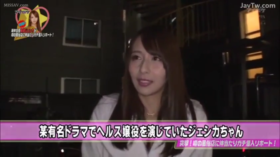 站立 · 面部特写 · 户外 · 白色外套