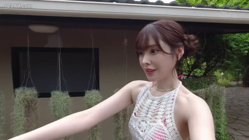 站立 · 微笑 · 半身 · 屋外 · 手を振る · 阳光 · 针织吊带