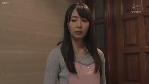 室内 · 严肃 · 站立 · 中景 · 凝视 · 长发 · 围裙