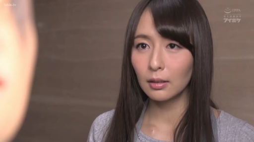 室内 · 忧郁 · 站立 · 中景 · 灰色上衣 · 剧情 · 凝视