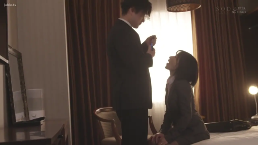 全景 · 床 · 跪姿 · 职业装 · 酒店 · 张嘴 · 职场剧情 · 口交预备