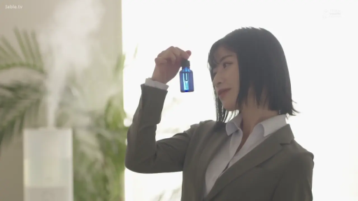 室内 · 展示 · 微笑 · 半身 · 西装 · 短发 · 侧立 · 蓝色小瓶