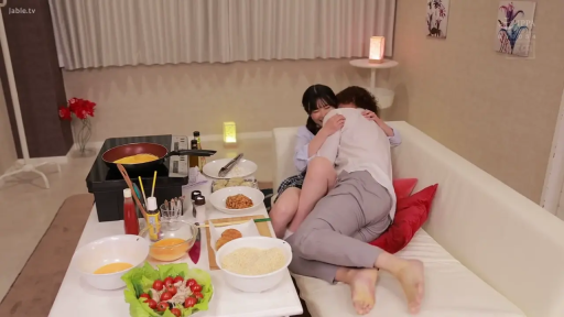 全身 · 拥抱 · 客厅 · 食物 · 居家服 · 侧卧 · 开心 · 温馨