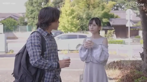 中景 · 交谈行为 · 面对面站立 · 户外街道 · 严肃表情 · 日常剧情 · 纸杯咖啡 · 格子衬衫与连衣裙