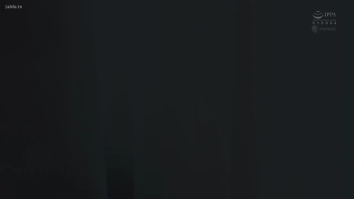 室內 · 坐姿 · 微笑 · 半身 · 白色毛衣 · 软色情 · 水瓶 · 持瓶