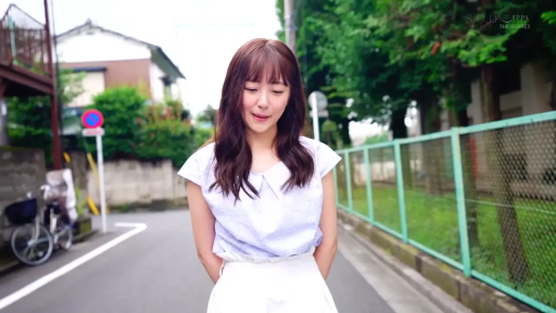 站立 · 中景 · 户外街道 · 白色长裙