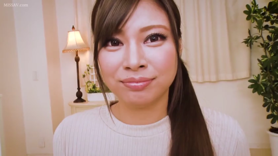 室内 · 坐姿 · 微笑 · 台灯 · 面部特写 · 温柔 · 白色针织衫 · 个人特写