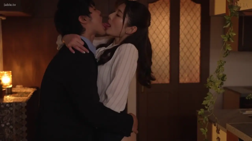 陶醉 · 擁抱 · 綠植 · 深吻 · 西裝襯衫 · 亚洲 · 室内家居