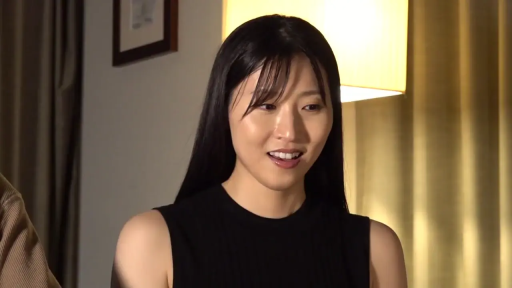 室内 · 坐姿 · 交谈 · 中景 · 微笑 · 台灯 · 黑长直 · 黑色无袖上衣