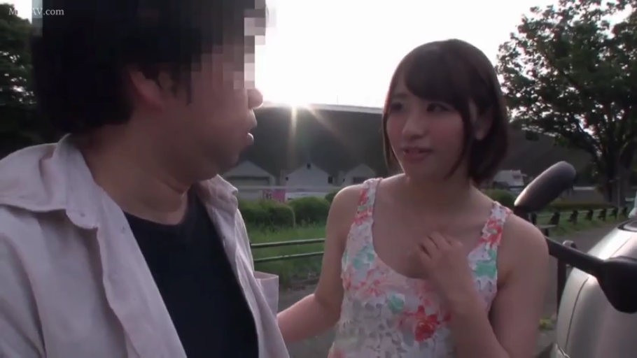 会話 · 站立 · 微笑 · 屋外 · 小花柄ワンピース · 素人系列