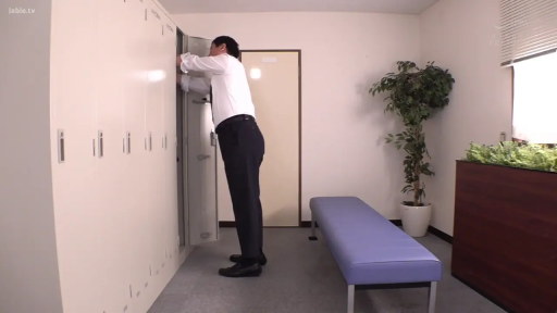 全身 · 站姿 · 更衣室 · 储物柜 · 生活化 · 衬衫西裤 · 开启柜子