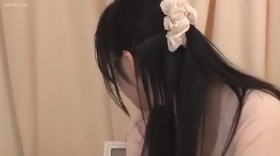 室内 · 坐姿 · 平静 · 侧后方特写 · 浅色衬衫 · 长直发 · 侧头观望 · 大发圈