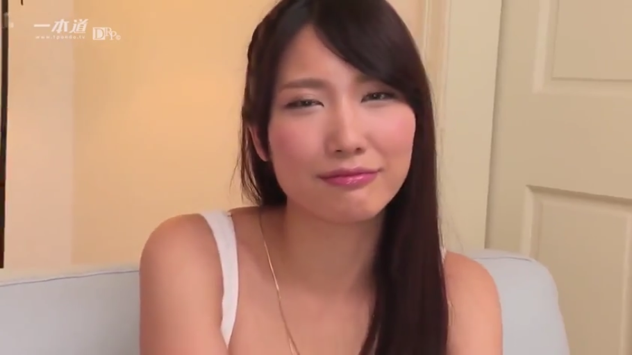 Indoor · Sitting Posture · Close-up of the face · Smile · White tank top · 注视镜头 · 一本道