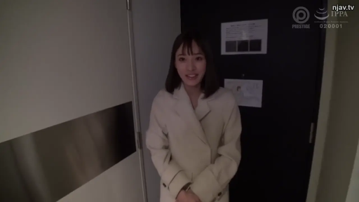 微笑 · 半身 · 凝視 · ドア · 门口 · 正面に立って · ベージュのコート · 现代