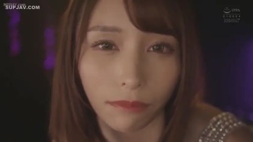 Indoor · 平静 · Necklace · Gaze · Yes · 正面 · 不详 · 大头特写