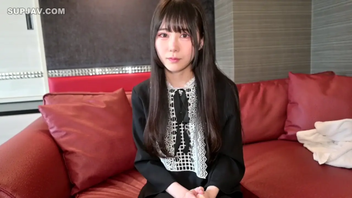 リビング · 座り姿勢 · 平静 · ソファ · カメラに向かって · 半身 · 蕾丝装饰黑裙