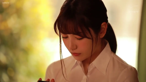 室内 · 低头 · 白衬衫 · 面部特写 · 注视