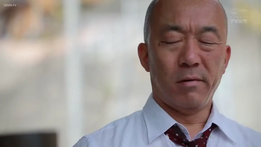 忧郁 · 脸部特写 · 白衬衫 · 注视 · 户外 · 侧立 · 枫可怜