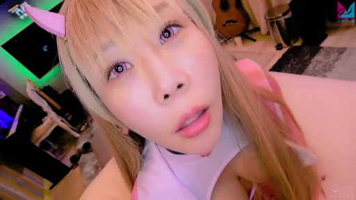 室内 · 注視 · 诱惑 · 头饰 · 前傾 · 顔の極端なクローズアップ · コスプレ衣装 · 美瞳