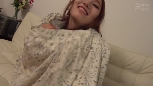 坐姿 · 微笑 · 客厅 · 半身 · 互动 · 床单 · 亚洲女性 · 披着床单