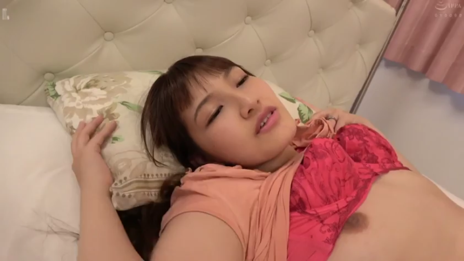 书房 · 坐姿 · 胸部特写 · 台灯 · 巨乳 · 妩媚 · 裸露胸部 · 低胸背心