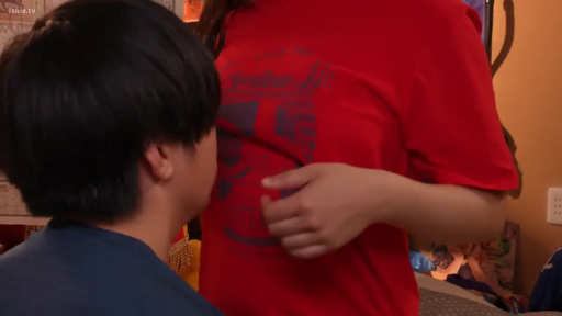 室內 · 交谈 · 嚴肅 · 俯身 · 紅色T恤 · 居家 · 上半身 · 黄色玩具