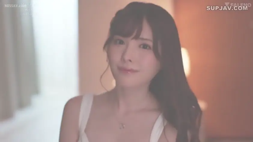 室内 · 微笑 · 面部特写 · 对视 · 白色吊带 · 正面