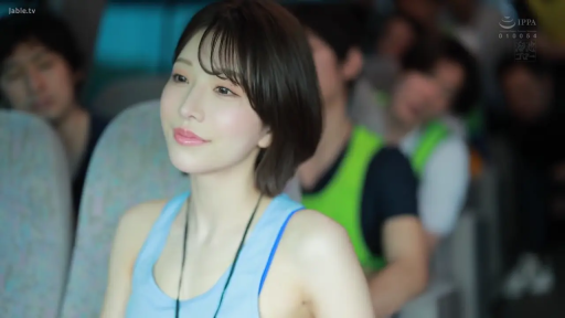 坐姿 · 微笑 · 半身 · 乘车 · 短发 · 蓝色背心 · 挂绳 · 大巴车