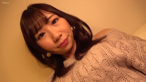 室内 · 面部 · 微笑 · 注视镜头 · 日常 · 歪头 · 耳坠 · 针织毛衣