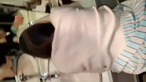 頭を下げる · 浴室 · 腰を曲げる · 居家 · 洗手池 · 不明 · 背中 · 连帽衫配条纹裙